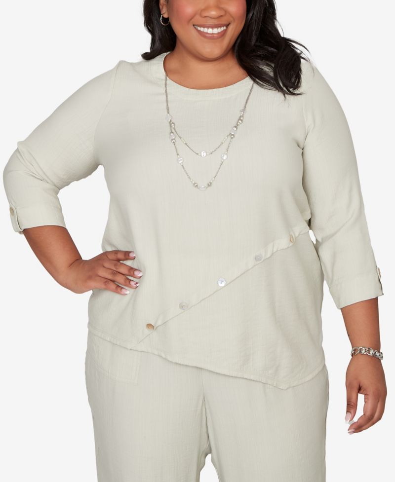 Plus Size Vintage Charm Diagonal Spliced Detailed Top with Necklace
