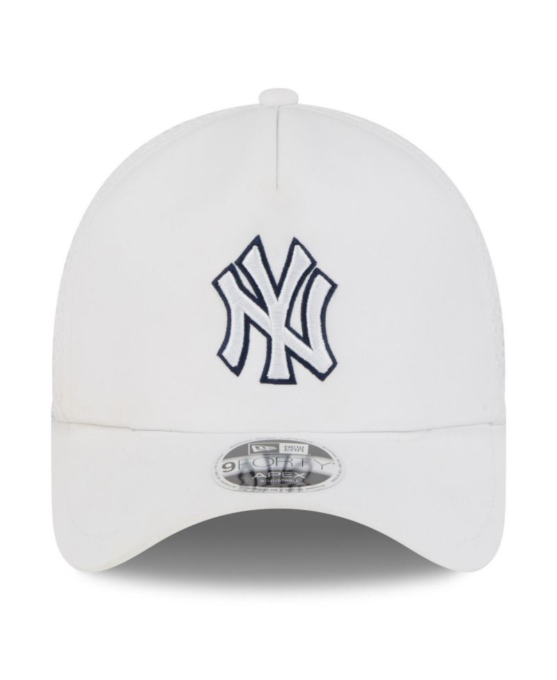 Men's White New York Yankees 2026 Batting Practice Apex 9FORTY Adjustable Trucker Hat
