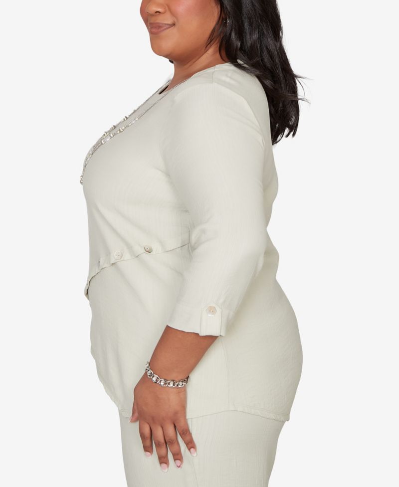 Plus Size Vintage Charm Diagonal Spliced Detailed Top with Necklace