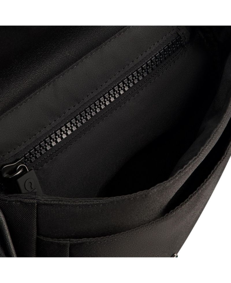Classic Crocssbody with front flap