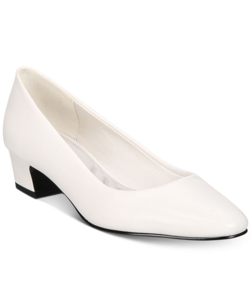 Prim Kitten Heel Pumps
