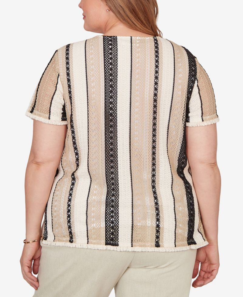 Plus Size Detail Driven Textured Spliced T-Shirt with Necklace