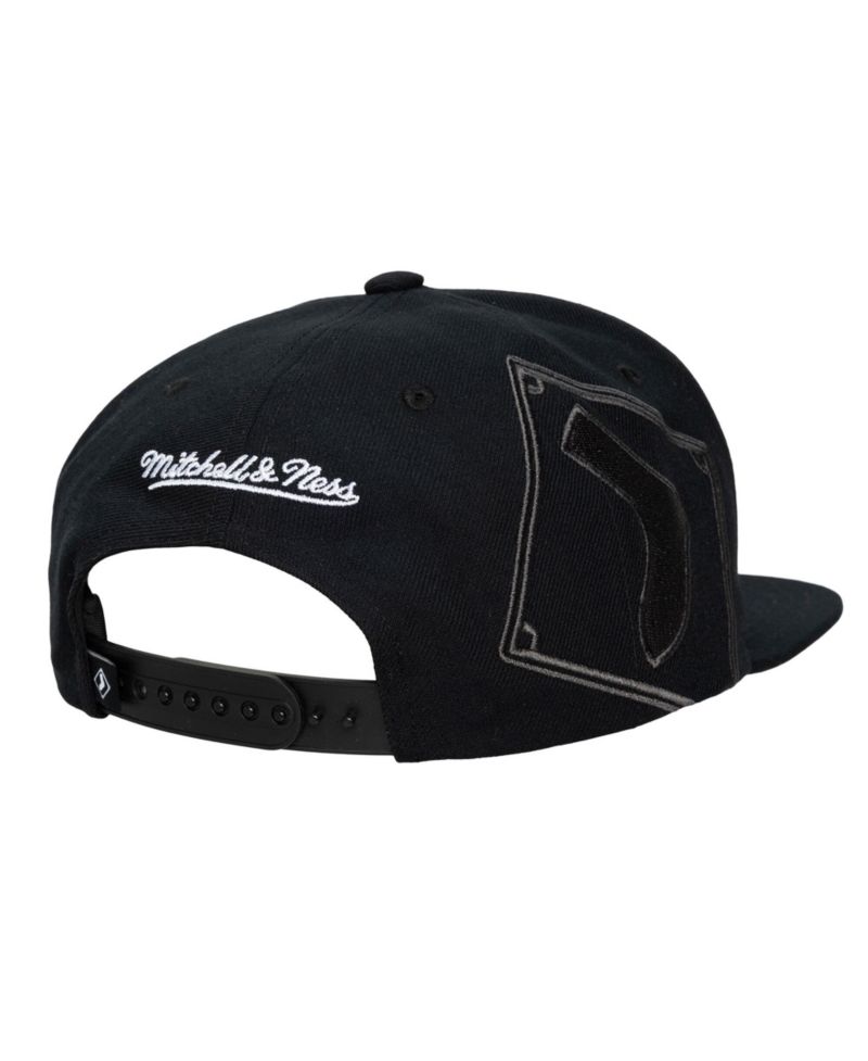 Men's and Women's Black Chicago White Sox Side Logo Snapback Hat