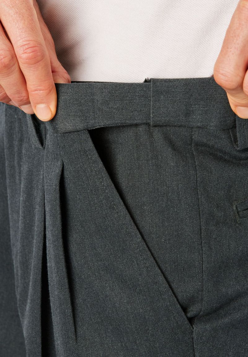 Men's Wrinkle-Free Expandable Waist Pleat Front Shorts