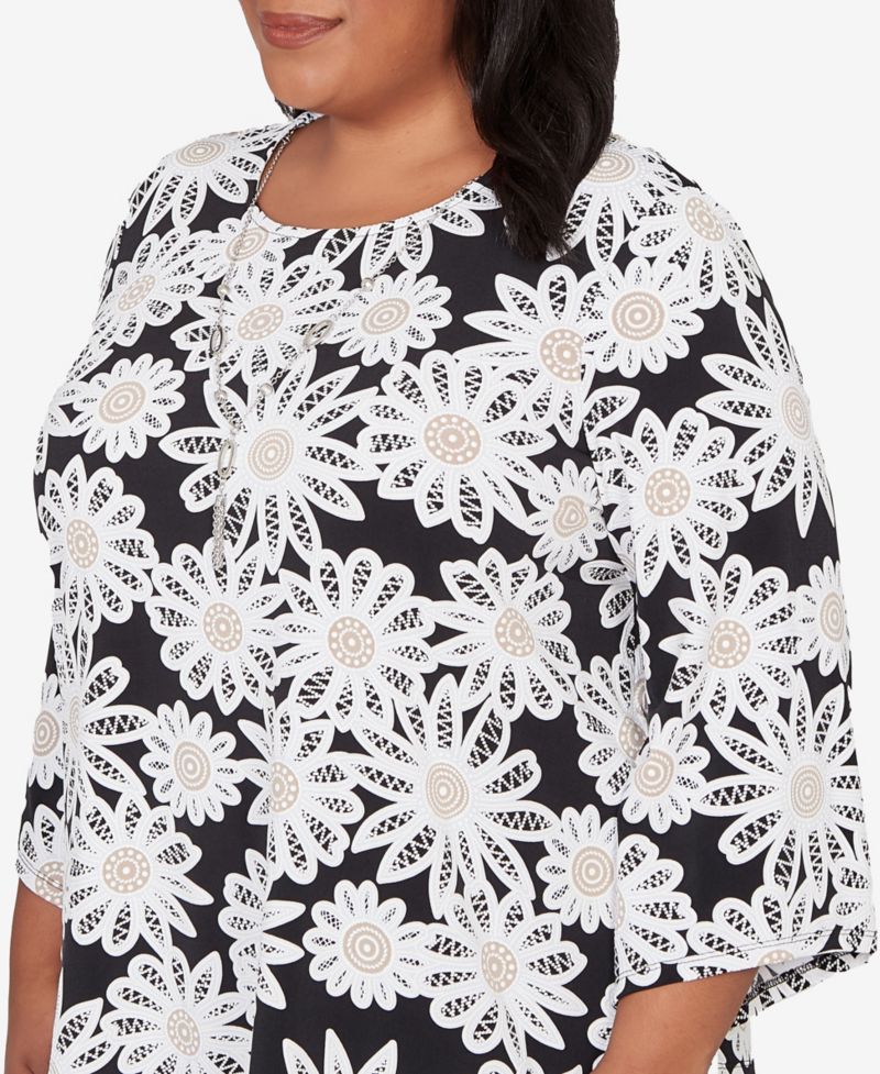 Plus Size Classic Daisy Pointed Hem Top with Necklace
