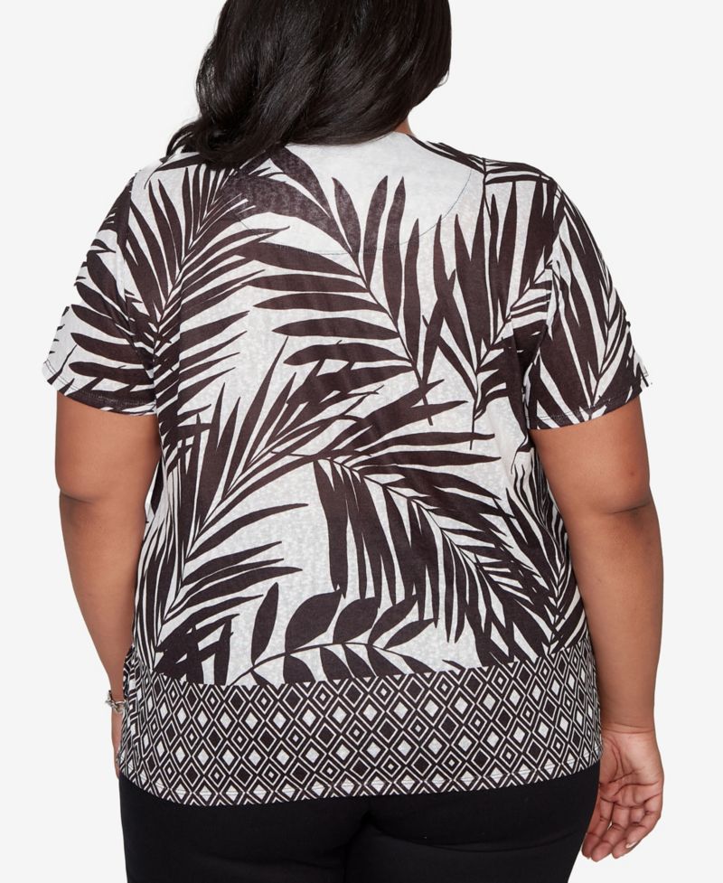 Plus Size Detail Driven Tropical Diamond Border T-Shirt with Necklace