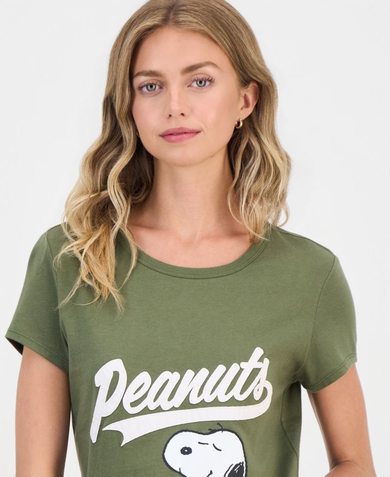 Juniors' Snoopy Graphic T-Shirt