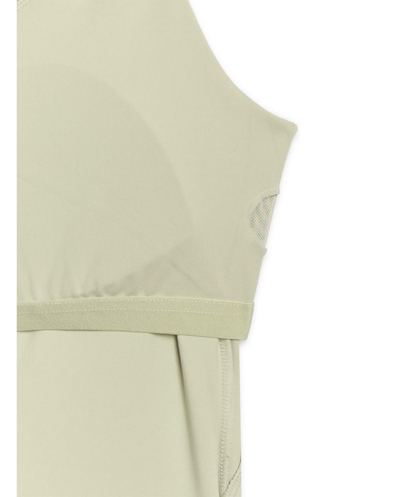 Women’s Quick-Dry Yoga Top – Slim Fit Built-In Bra Low Support