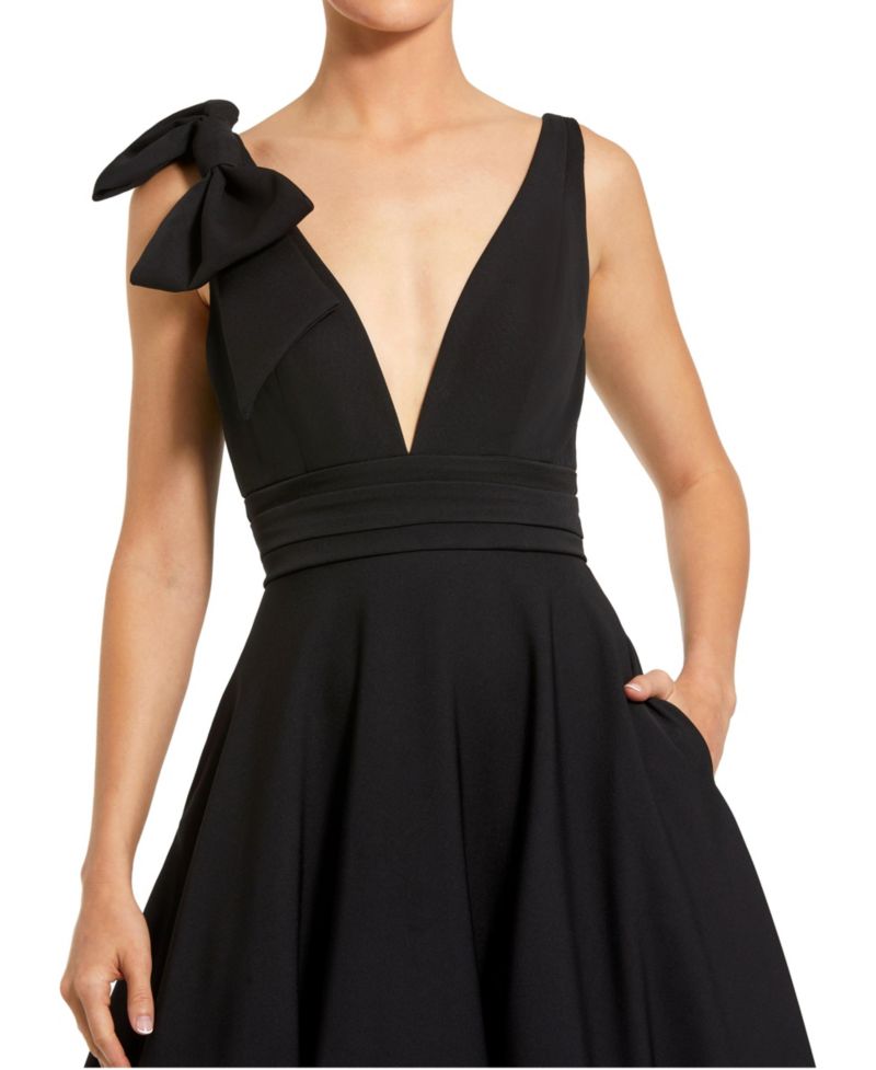 Women's Crepe Sleeveless Plunge Neck Ballgown With Bow Dresses