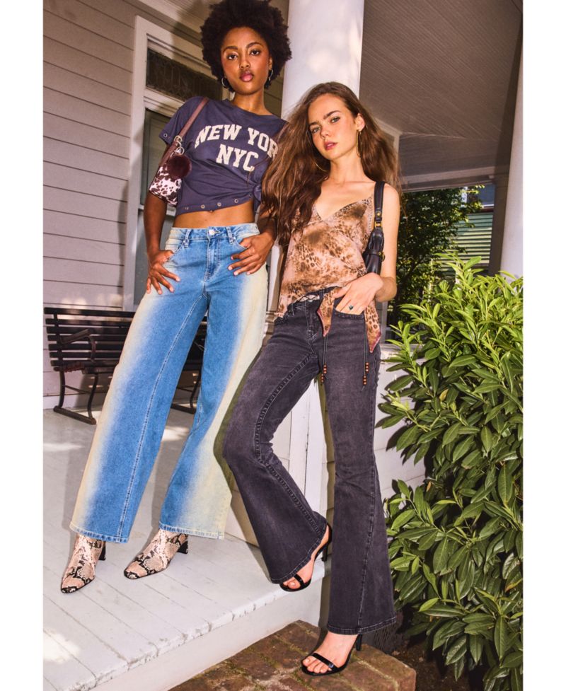 Juniors' Mid Rise Seamed Bootcut Jeans With Keychain