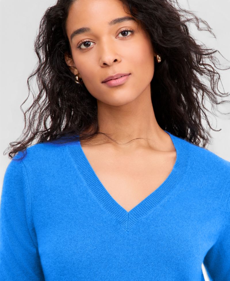 100% Cashmere Petite V-Neck Long-Sleeve Sweater