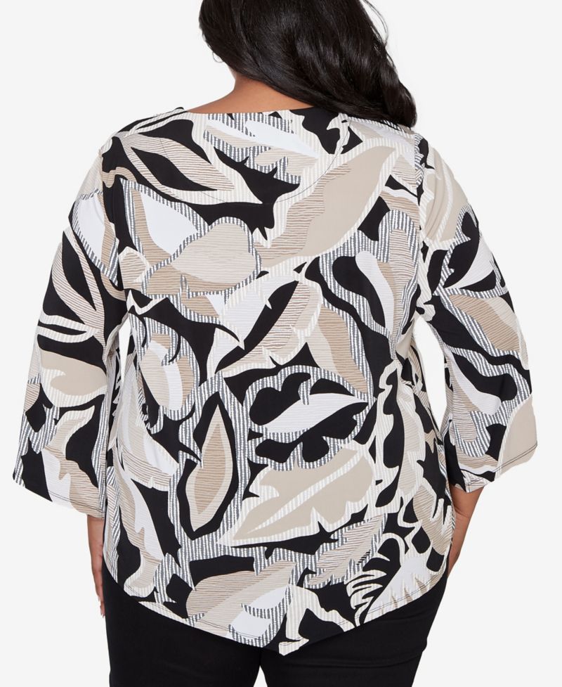 Plus Size Detail Driven Texture Leaves Pointed Hem Top with Necklace