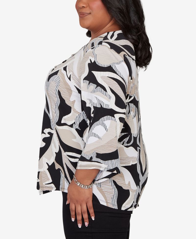 Plus Size Detail Driven Texture Leaves Pointed Hem Top with Necklace