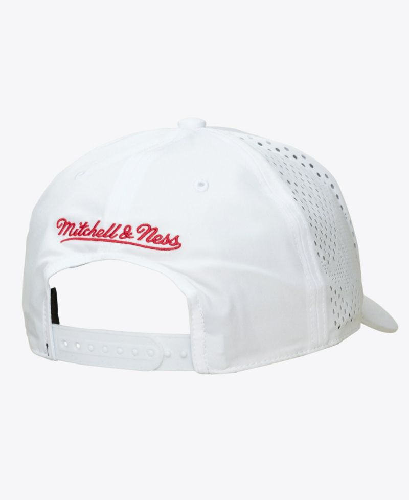 Men's White Chicago Bulls Perfect Lightweight Pro Crown Snapback Hat