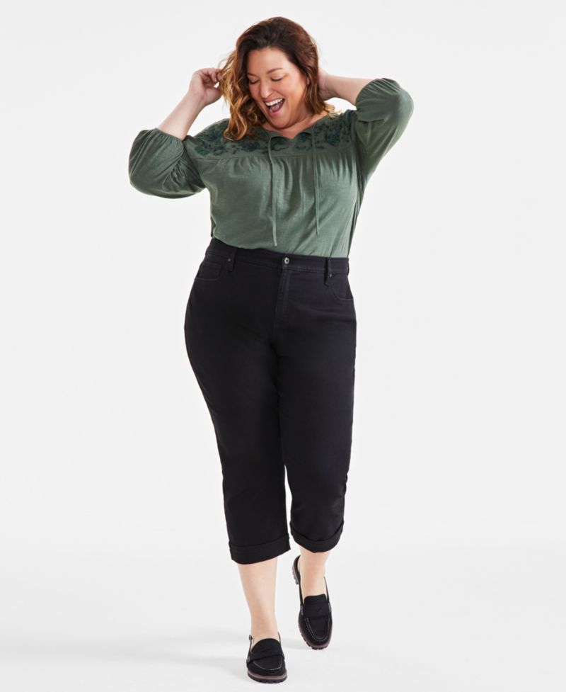 Plus Size Mid-Rise Curvy Capri Jeans