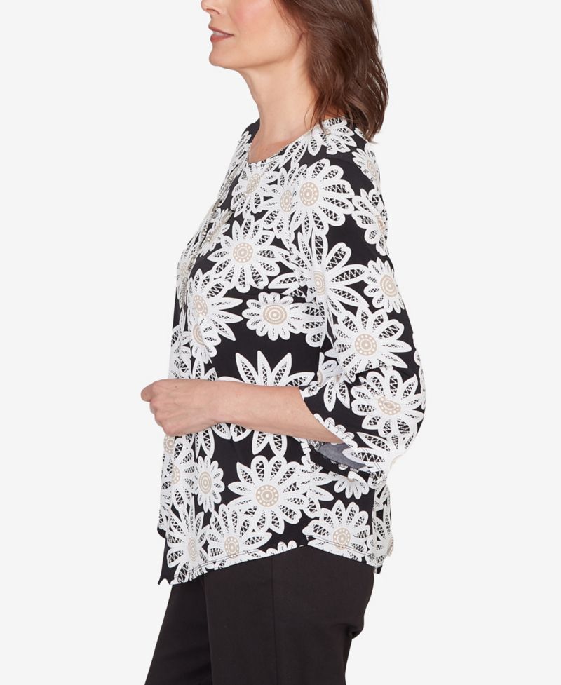 Petite Classic Daisy Pointed Hem Top with Necklace