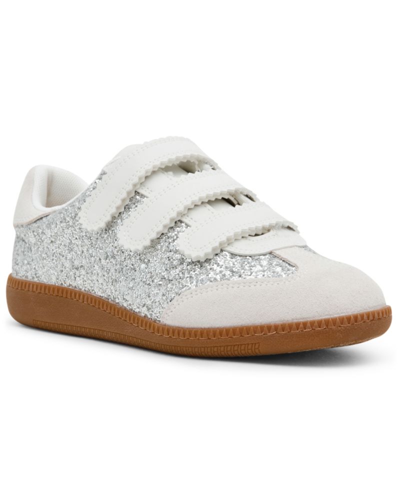 Women's Momentum Round Toe Sneakers
