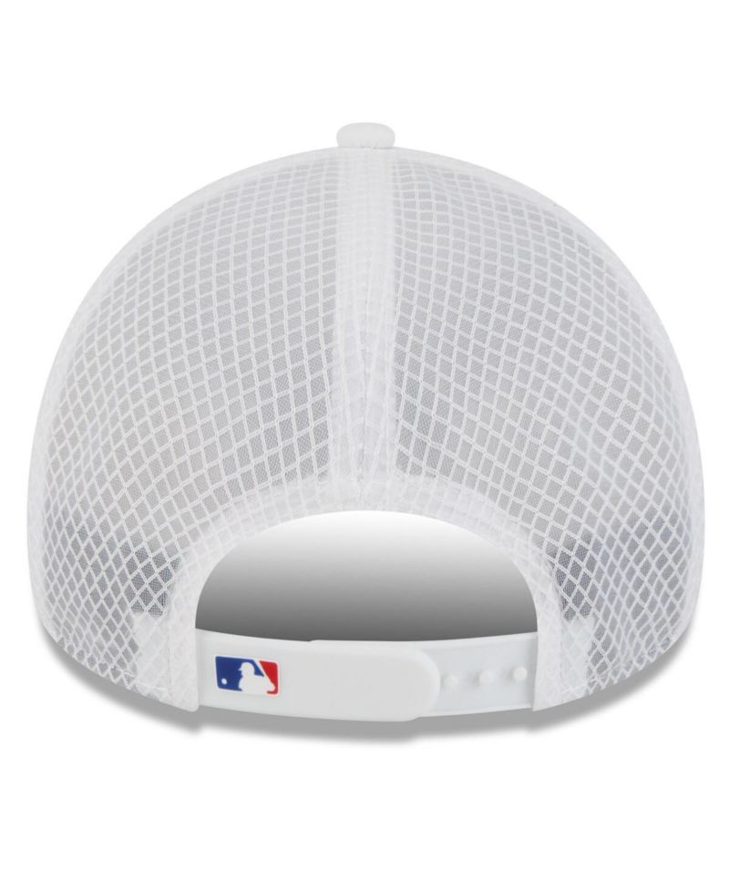 Men's White Chicago Cubs 2026 Batting Practice Apex 9FORTY Adjustable Trucker Hat