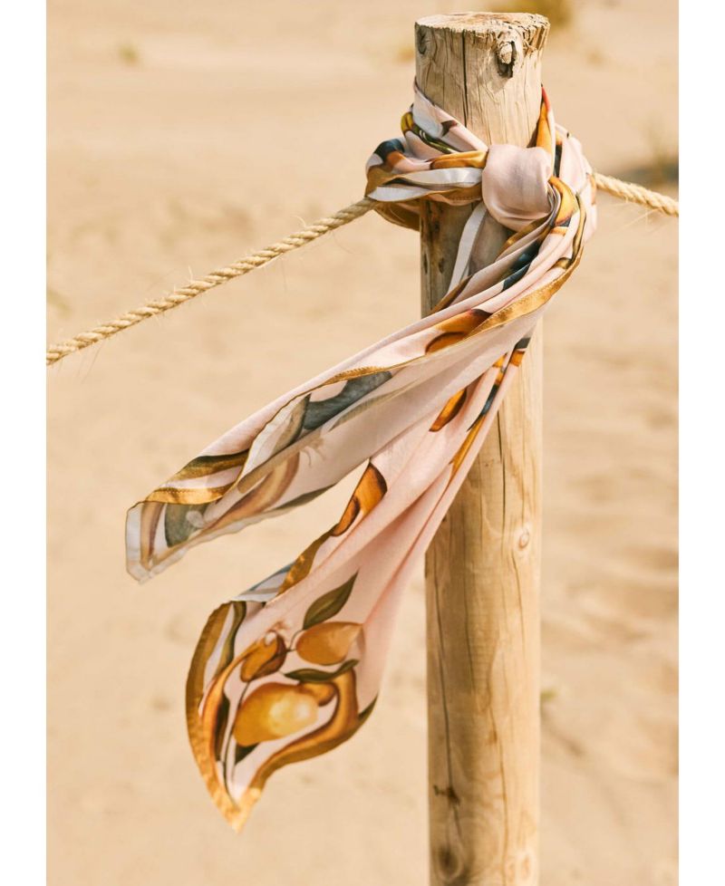 Women's Square Scarf (Carr&eacute;)