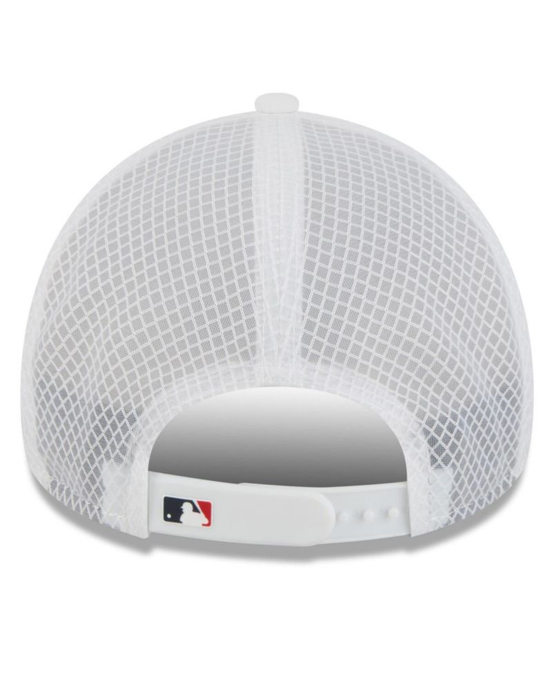 Men's White Atlanta Braves 2026 Batting Practice Apex 9FORTY Adjustable Trucker Hat