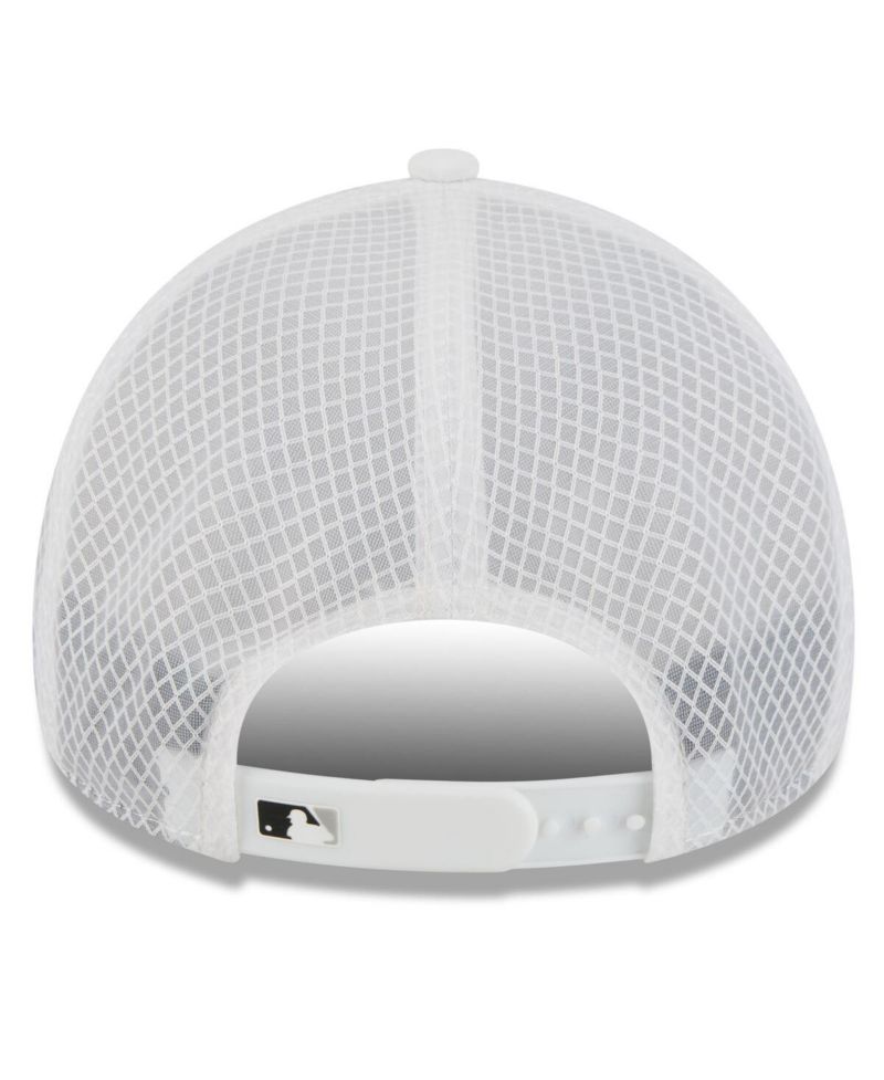 Men's White Chicago White Sox 2026 Batting Practice Apex 9FORTY Adjustable Trucker Hat