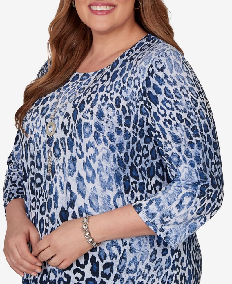 Plus Size Animal Puff Printed Top with Necklace