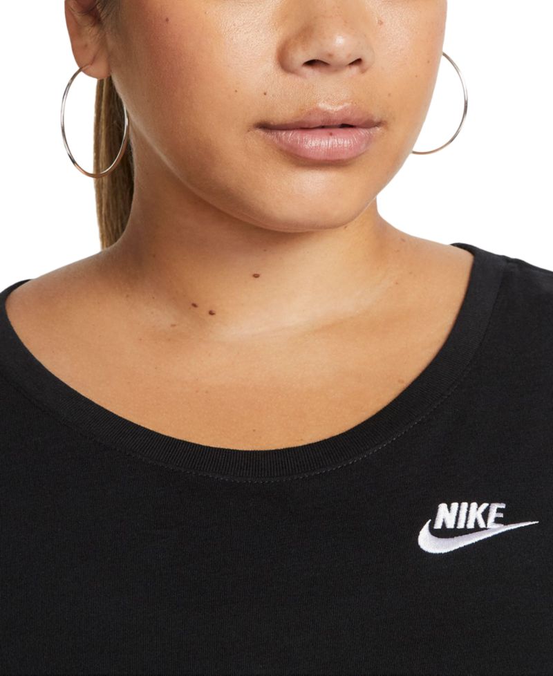 Plus Sportswear Club Essentials T-Shirt