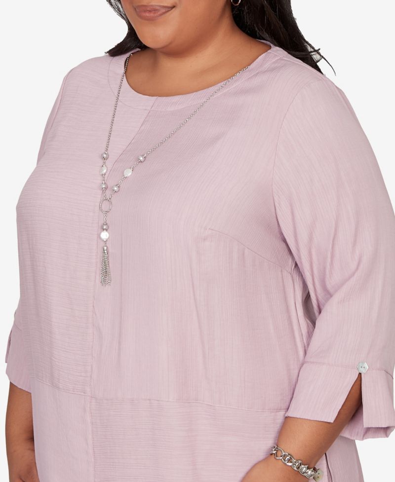 Plus Size Vintage Charm Textured Spliced Rose Top with Necklace