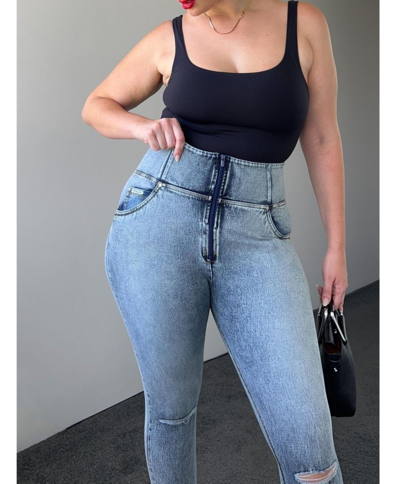 Women's Curvy Ripped High-Rise Sculpting Skinny Jeans