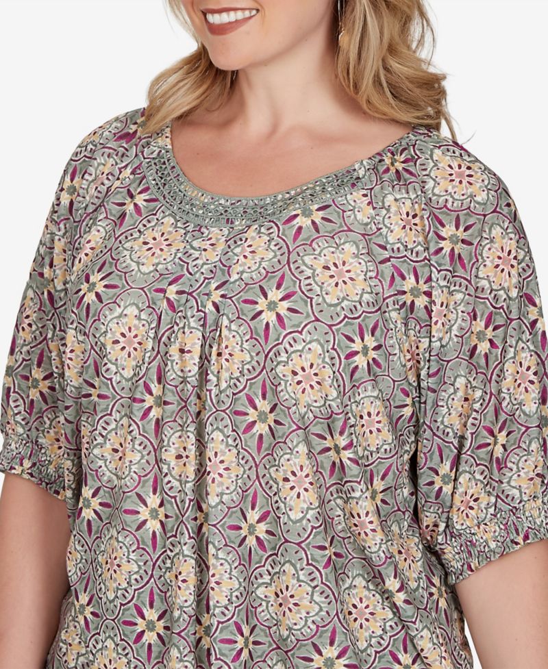 Plus Size Desert Geo Print Lace Trim Knit Top