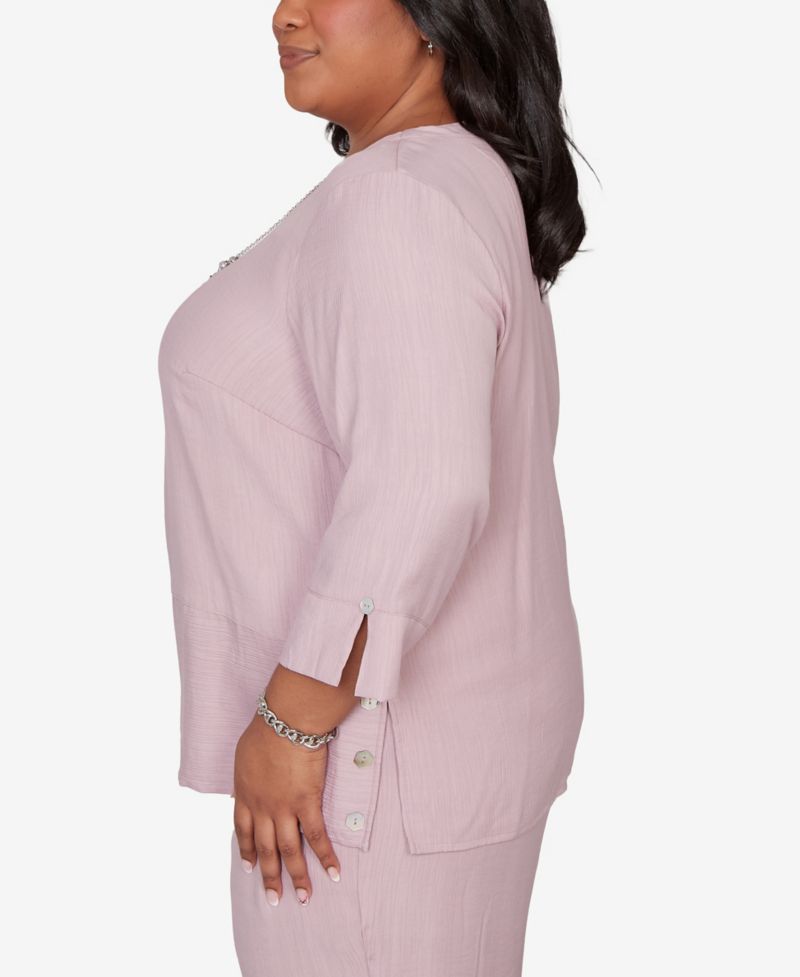 Plus Size Vintage Charm Textured Spliced Rose Top with Necklace