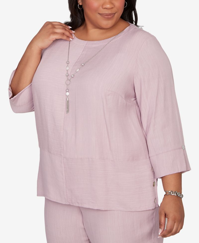 Plus Size Vintage Charm Textured Spliced Rose Top with Necklace