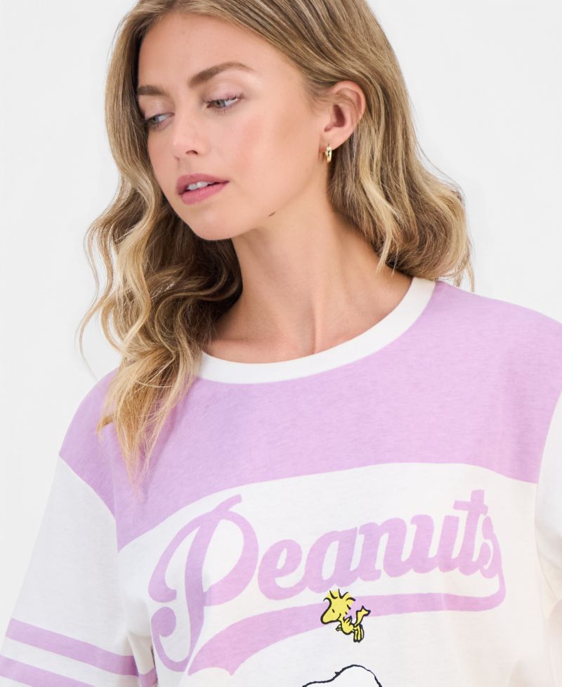 Juniors' Peanuts Snoopy Graphic T-Shirt