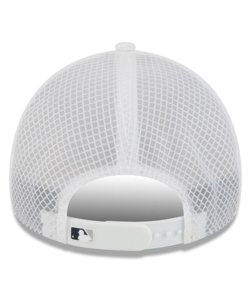 Men's White New York Yankees 2026 Batting Practice Apex 9FORTY Adjustable Trucker Hat