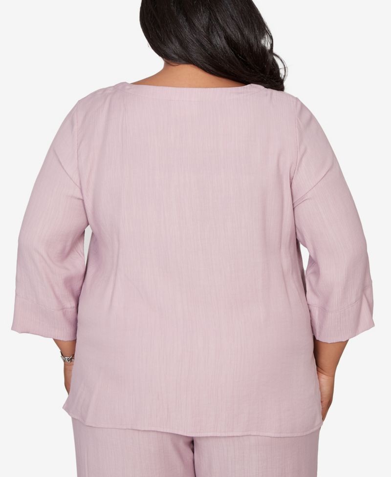 Plus Size Vintage Charm Textured Spliced Rose Top with Necklace