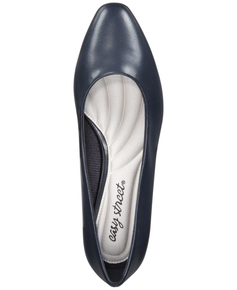 Prim Kitten Heel Pumps