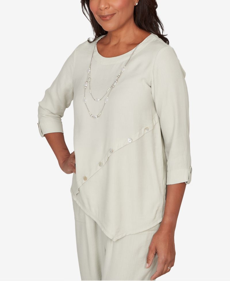 Petite Vintage Charm Diagonal Spliced Detailed Top with Necklace