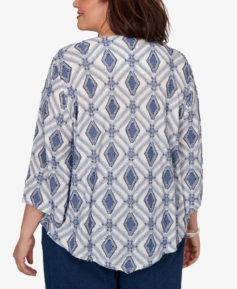 Plus Size Diamond Textured Top with Necklace