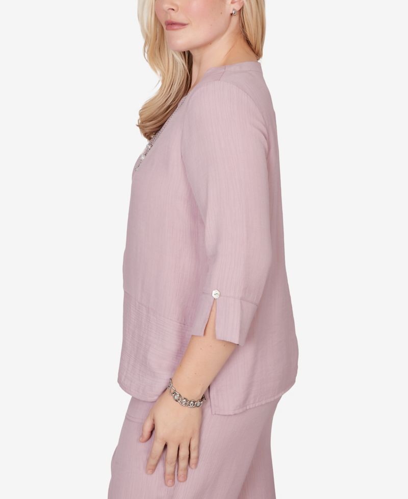Women's Vintage Charm Textured Spliced Rose Crewneck Top