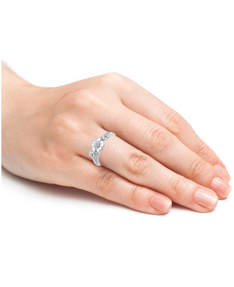 Diamond Flower Ring (1/6 ct. t.w.) in Sterling Silver