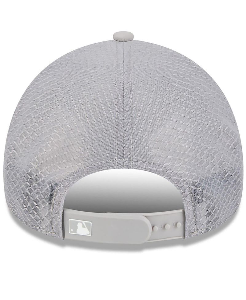 Men's Gray New York Yankees 2026 Batting Practice Apex 9FORTY Adjustable Trucker Hat