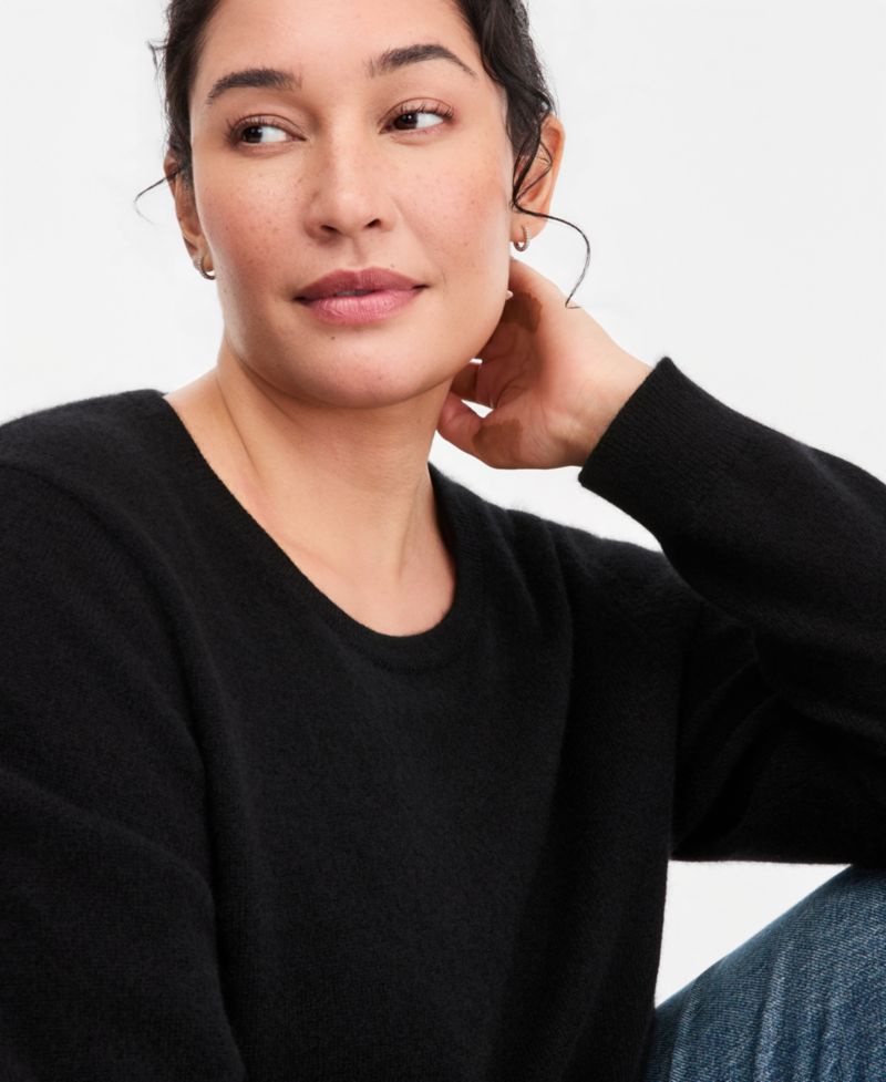 100% Cashmere Women's Petite Long-Sleeve Crewneck Sweater