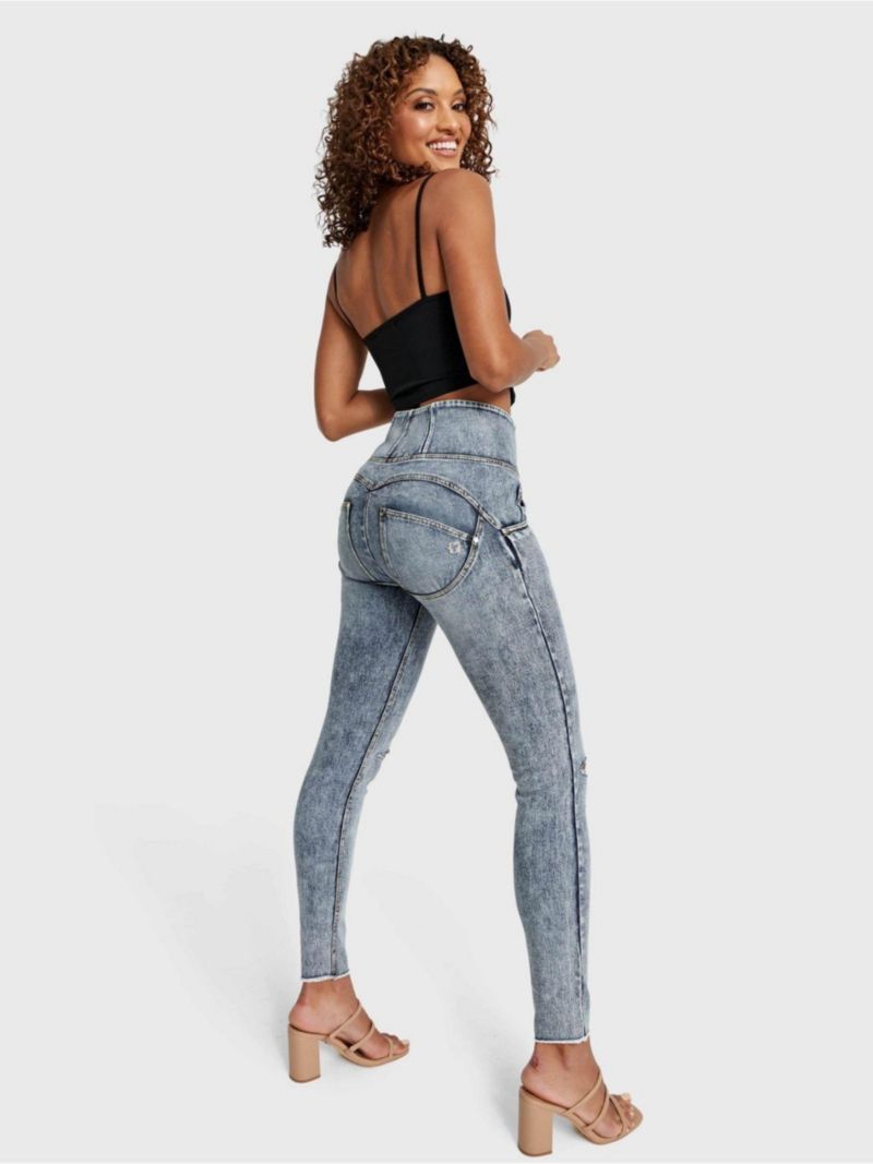 Women's Snug Sculpting Ripped Skinny Jeans