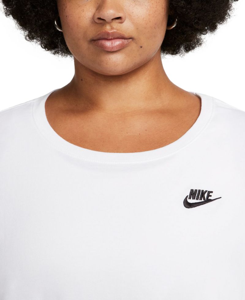 Plus Sportswear Club Essentials T-Shirt