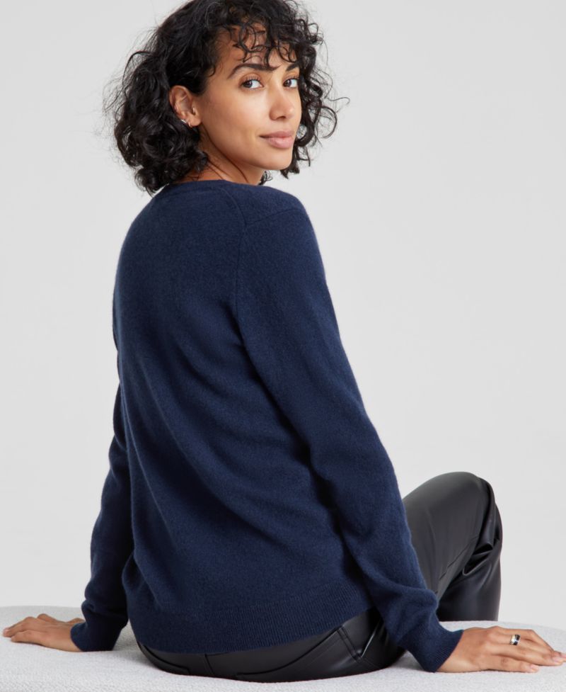 100% Cashmere Petite V-Neck Long-Sleeve Sweater