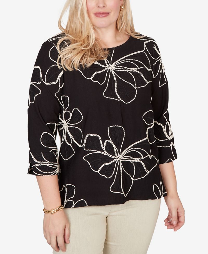Women's Detail Driven Flower Soutache 3/4-Sleeve Top