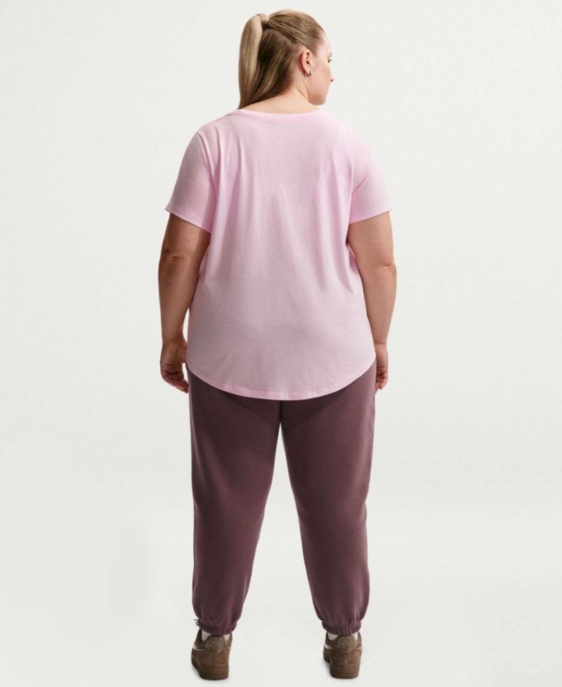 Plus Sportswear Club Essentials T-Shirt