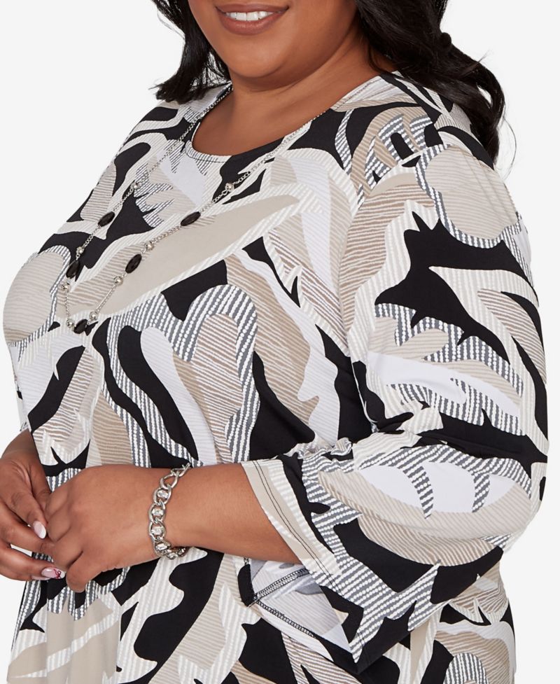 Plus Size Detail Driven Texture Leaves Pointed Hem Top with Necklace