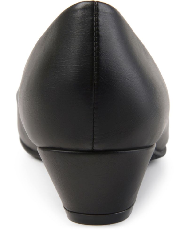 Women's Saar Round Toe Kitten Heel Pumps