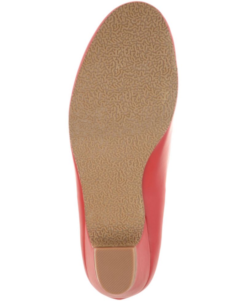 Women's Saar Round Toe Kitten Heel Pumps